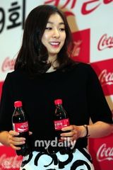 组图：金妍儿参加体育大奖颁奖礼短裙俏丽