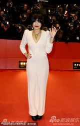 高清：《仰天长啸》首映 导演维多利亚被面具男抱起