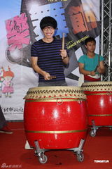 组图：卢广仲打鼓处女秀 入伍前赶推新专辑