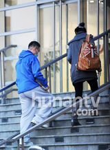 组图：孙红雷低调会女友 口罩蒙面挽手并肩行走