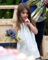 组图：小苏瑞与母亲凯蒂逛花市 调皮可爱不惧被拍