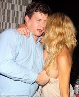 老牌女星布兰迪醉酒袒胸 神志不清街头索吻(图)