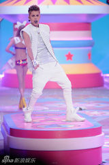 组图：比伯白衣献唱内衣秀 偷瞄超模小鹿乱撞