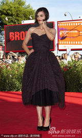 高清：《无果之路》首映女主演秀蕾丝裙 蜜挽男搭档