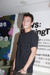 组图：陈冠希助阵好友Kaws新书签售会