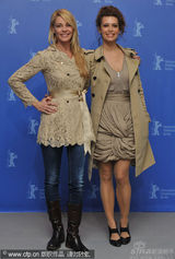 幻灯图集：《与人为善》记者会 两女星勾肩搭背出场