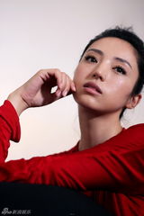 幻灯：美人董璇俏丽上镜 拍摄风格多变自如