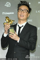 高清组图：郑中基凭借《低俗喜剧》获最佳男配角