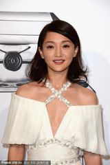 组图：周迅巴黎捧场名品秀 深V战衣低胸性感