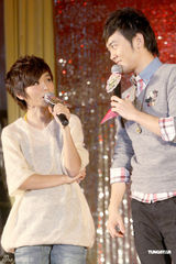 高清图：许飞为公益募捐眼镜框 呼吁为俞灏明祈福