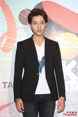 组图：CNBLUE李正信帅气赴台 玩快闪歌迷失望