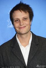 组图：《嫌犯莱拉》发布 导演皮亚中性装亮相