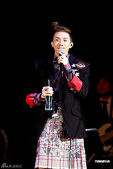 组图：张继聪个唱赤裸上身搞笑演出 谢安琪携子观看