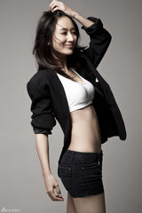 组图：郭珍霓极简西服写真展帅气性感