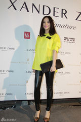 组图：熊乃瑾出席男装秀 未来感中性装扮时尚前卫