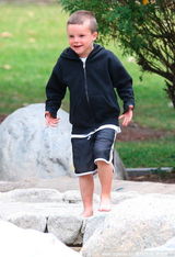 组图：贝克汉姆爱子比赛滑板 克鲁兹不忘遛爱犬