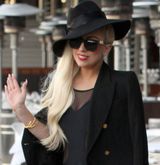 组图：Gaga午后全黑造型悉尼街头漫步