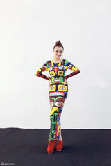 组图：歌手爱戴亮相时装周 图腾潮裙受追捧