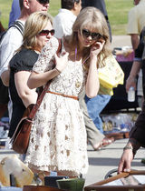 高清图：泰勒-斯威夫特穿白色蕾丝裙逛跳蚤市场