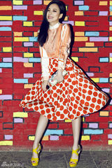 组图：熊乃瑾私服街拍 高街混搭娇俏简约秀美腿