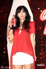 幻灯图：张惠妹红衣白裙青春代言大秀美腿