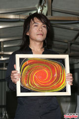 组图：伍佰挥汗做玻璃盘子 宣布不再跳舞