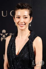 幻灯图集：李冰冰出席晚宴 深V礼服与刘嘉玲斗艳