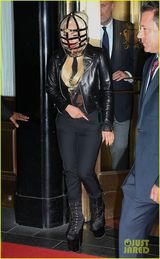 组图：Lady Gaga戴铁笼面罩现身 配金属链条造型诡异