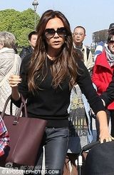 组图：贝嫂抱女出街爱子护驾 哈珀挖鼻吮指呆萌