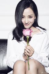 组图：杨蓉白色写真曝光 温婉撩人轻嗅蔷薇