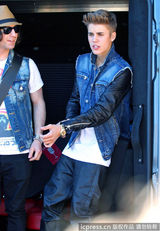 组图：比伯当街献唱谢歌迷 小天王自恋摸发