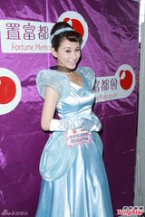 组图：刘心悠灰姑娘装扮亮相 不穿泳衣去沙滩