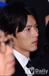 组图：玄彬现身濒危动物展 黑正装帅气逼人