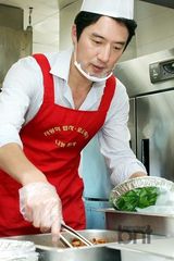 组图：韩星郑俊镐出席福利院分享活动献爱心