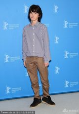 组图：《和谐课程》发布 安妮儿雅蓝裙秀美腿