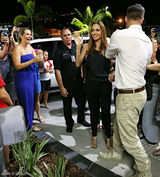 组图：朱莉性感吊带与皮特大方牵手恩爱放闪