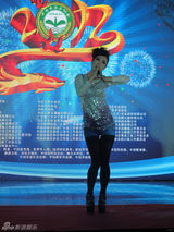 组图：芙蓉姐姐黑丝装嫩 小腿微凸自称相当性感