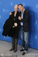 高清图：《大将军寇流岚》发布会 拉尔夫费因斯护花