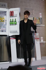 组图：李敏镐频繁抵沪捞金 再现继承者造型