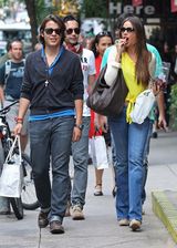 组图：美丽辣妈索菲亚与帅儿子纽约购物