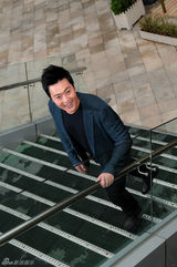 组图：张桐最新街拍曝光 走出抑郁阴霾笑对人生