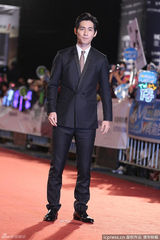 组图：周渝民黑西装亮相金钟红毯 笑容亲和迷人