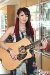 组图：官恩娜与男友吉他传情 赞朱莉切乳房防癌