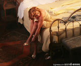 组图：斯嘉丽出演舞台剧 脱裙露豪乳“香飘四溢”