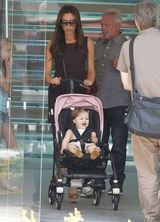 组图：维多利亚携子女出行小七可爱