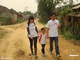 幻灯图：周慧敏郑嘉探访越南 感受贫困孩子艰辛生活