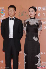 群星闪耀嫣然基金晚宴 王菲旗袍装与李亚鹏恩爱