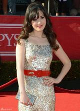 组图：佐伊妹妹着金色亮片裙甜美走红毯