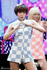 组图：4minute《MCD》两连冠 大秀热辣舞姿