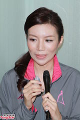 组图：亚姐大秀比基尼 黄一晴巨乳突出重围